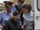 Policie pivádí jednu ze lenek Pussy Riot k moskevskému soudu (20. ervence