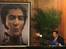 Venezuelský prezident Chávez pedvádí novou studii oblieje Simona Bolívara.