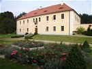 Malebný zámek ivotice nedaleko Nepomuku v Plzeském kraji. Hlavní podobu zámku...