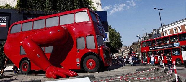 Červený autobus výtvarníka Davida Černého před Českým domem v Londýně (22.