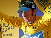 VTZ. Bradley Wiggins slav na stupnch vtz triumf v pedposledn etap