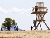 Rozhledna stoj� na okraji t�ebn� j�my a sk�t� pohled na uheln� safari, okoln�...