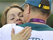 Kateina Emmons v objetí s otcem a trenérem Petrem Krkou