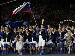 ESKÁ VÝPRAVA. Badmintonista Petr Koukal se hrd ujal role vlajkonoe eského...