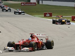Fernando Alonso na monopostu Ferrari vjd do zatky pi Velk cen Nmecka. 