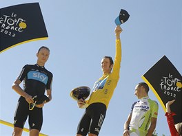 TI NEJLEP. Po tech tdnech diny na stupn vtz vystoupali Bradley Wiggins