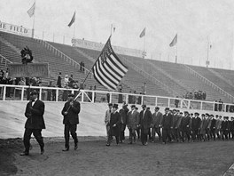 ZAHAJOVACÍ CEREMONIÁL. Americký tým nastupuje pi zahájení olympijských her v...