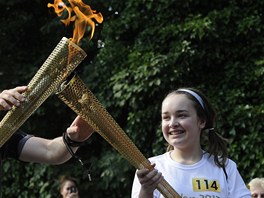 PEDVKA. eka Kateina Pikhartov (vpravo) pedv olympijskou tafetu bval