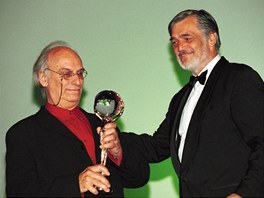 Carlos Saura pevzal z rukou JIho Bartoky cenu karlovarskho festivalu.