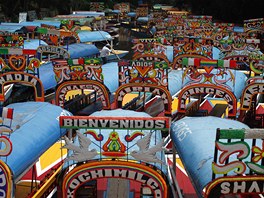 Specifické barevné mexické gondoly Trajineras jsou lákadlem pro vechny...