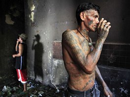 Drogov závislý Nikaragujec ichá lepidlo kdesi na pedmstí Managuy (16....