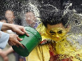 Úastníci korejského vodního festivalu se polévají obarvenou vodou v Soulu (17....