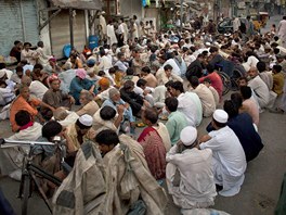 Muslimové ekají na soumrak v pakistánském Rawalpindi. Hned poté mou peruit...