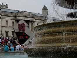 U JEN PÁR HODIN. Známé fontány na Trafalgar Square doplnilo odpoítávadlo,...