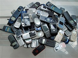 Staré, vysloužilé mobilní telefony.