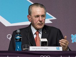 Olympijský �éf Jacques Rogge na tiskové konferenci