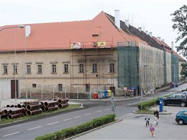 Aktuální pohled na opravovaná olomoucká Staroměstská kasárna. (26. července...