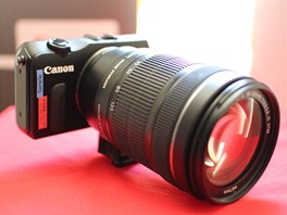 Kroužek kolem spouště Canonu EOS M zapíná nahrávání videa, automatický nebo