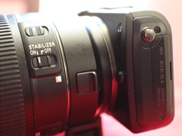 Detail uchycení klasického objektivu pomocí redukce u Canonu EOS M