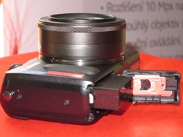 Prostor pro baterii a paměťovou kartu u Canonu EOS M
