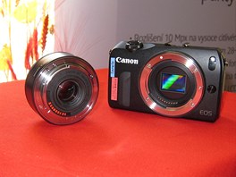 Canon EOS M s objektivem EF-M 22mm f/2 STM 