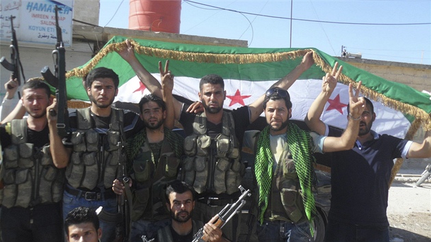 Bojovnci Syrsk osvobozeneck armdy v provincii Aleppo (20. ervence 2012)