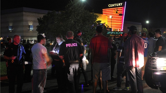 Policie na místě střelby v Denveru (20. července 2012)