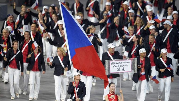 esk vprava pi zahjen olympijskch her. Vlajku nese kajakka tpnka