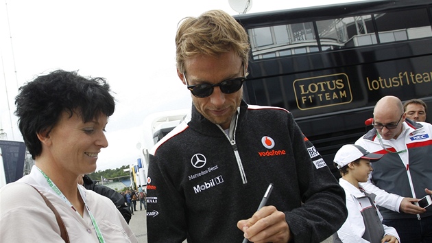 PODPIS PRO FANYNKU. Jenson Button ped prvnm trninkem na Velkou cenu Nmecka rozdal i pr podpis.