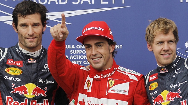 Vtz kvalifikace Fernando Alonso (uprosted) z Ferrari slav pole position ve Velk cen Nmecka. Vlevo je Mark Webber, vpravo dal jezdec Red Bullu Sebastian Vettel.