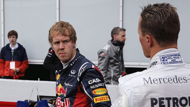 CO SI ASI POVDAJ? Na tvi Sebastiana Vettela (vlevo) se neusadil zrovna spokojen vraz. V kvalifikaci na Velkou cenu Nmecka dojel druh za Fernandem Alonsem a el si popovdat s Michaelem Schumacherem.