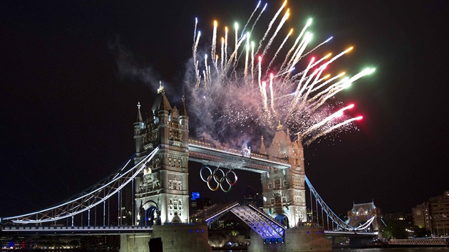 Slavnostní zahájení olympijských her v Londýn - ohostroj nad Tower Bridge.