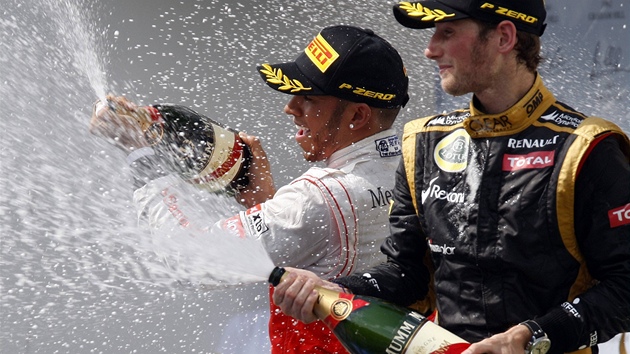 Vítz Lewis Hamilton a tetí Romain Grosjean si uívají slávu po Velké cen