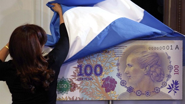 Argentinsk prezidentka Cristina Fernndzov odhalila novou bankovku s Evitou Pernovou.