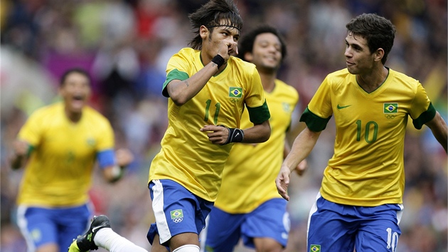 Brazilsk fotbalista Neymar oslavuje gl, kter vstelil na olympijskm turnaji Blorusku