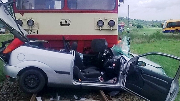 Srka motorklu s autem na na elezninm pejezdu mezi obcemi Mutnice a Hovorany.