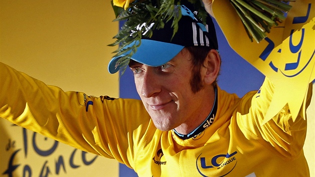 VTZ. Bradley Wiggins slav na stupnch vtz triumf v pedposledn etap letonho ronku Tour de France.  