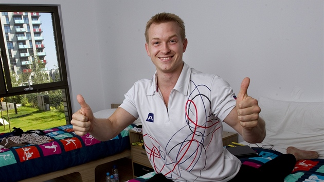 MAL POSTELE. Gymnasta Martin Konen ve svm pokoji v olympijsk vesnici dumal, jak se na lko poskldaj teba basketbalist