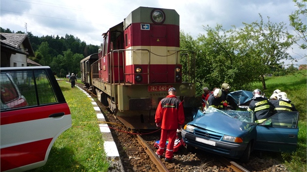 Srka vlaku a osobnho auta v Horn Sytov u Jilemnice, po kter zstali dva zrann.