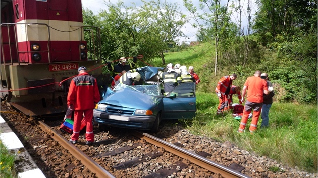 Srka vlaku a osobnho auta v Horn Sytov u Jilemnice, po kter zstali dva zrann.