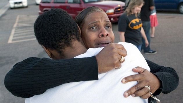 Shamecca Davisová objímá svého syna Isaiaha Bowa, který byl svědkem střelby do návštěvníků během premiéry filmu Batman v Denveru (20. července 2012)