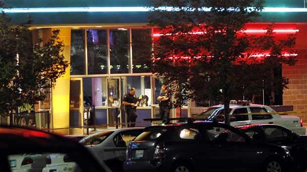 Záběr na kino v denverském předměstí Aurora, kde čtyřiadvacetiletý muž střílel do návštěvníků během premiéry filmu Batman (20. července 2012)