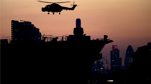 Helikoptéra pistává na lodi Blackheath HMS Ocean, která je v rámci