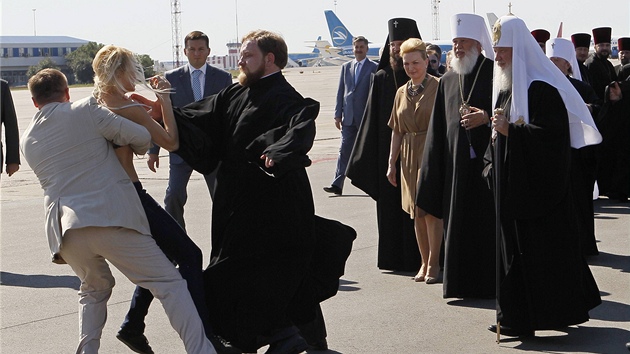 Na patriarchu rusk pravoslavn crkve Kirilla se na letiti v Kyjeve vrhla aktivistka z feministick organizace Femen s odhalenmi adry - Kirill stoj vpravo v bl pokrvce hlavy (26. ervence 2012)