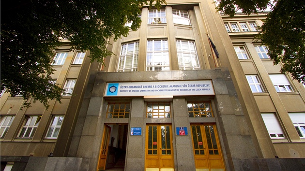 Budova Ústavu organické chemie a biochemie je v pražských Dejvicích.