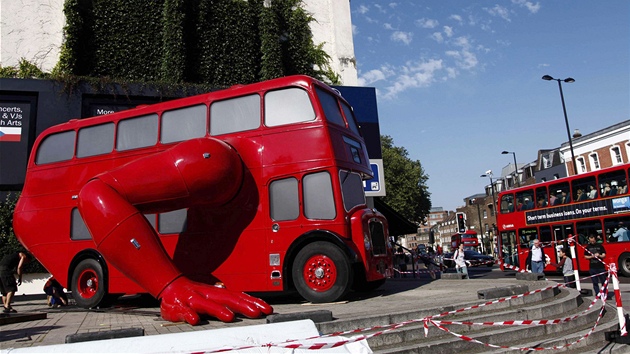 Červený autobus výtvarníka Davida Černého před Českým domem v Londýně (22. července 2012)