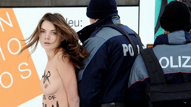 Aktivistka hnutí Femen Oksana Šačková na Světovém ekonomickém fóru ve švýcarském Davosu (28. ledna 2012) 