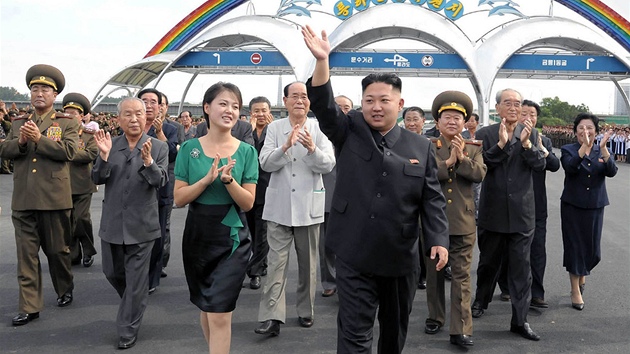 Severokorejsk vdce Kim ong-un  se svoj manelkou Ri Sol-u pi oteven zbavnho parku Rungna v Pchjongjangu (25. ervence 2012)
