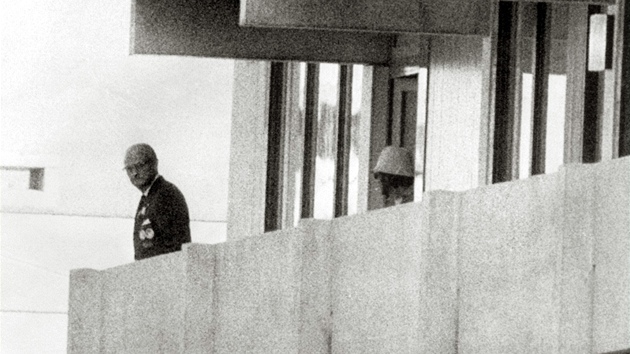 Palestinsk bojovnk (vpravo) vykukuje ze dve na balkon izraelskch olympionik. (5. z 1972)