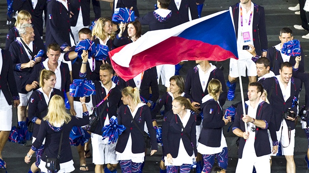 Badmintonista Petr Koukal vede eskou vpravu pi slavnostnm zahjen olympijskch her v Londn.
